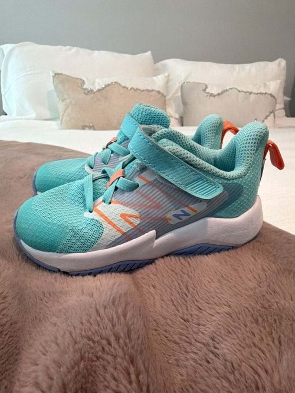 New Balance Kids Rave Run v2 Bungee Lace Sneakers Surf/Peach Glaze Size 7.5 T
